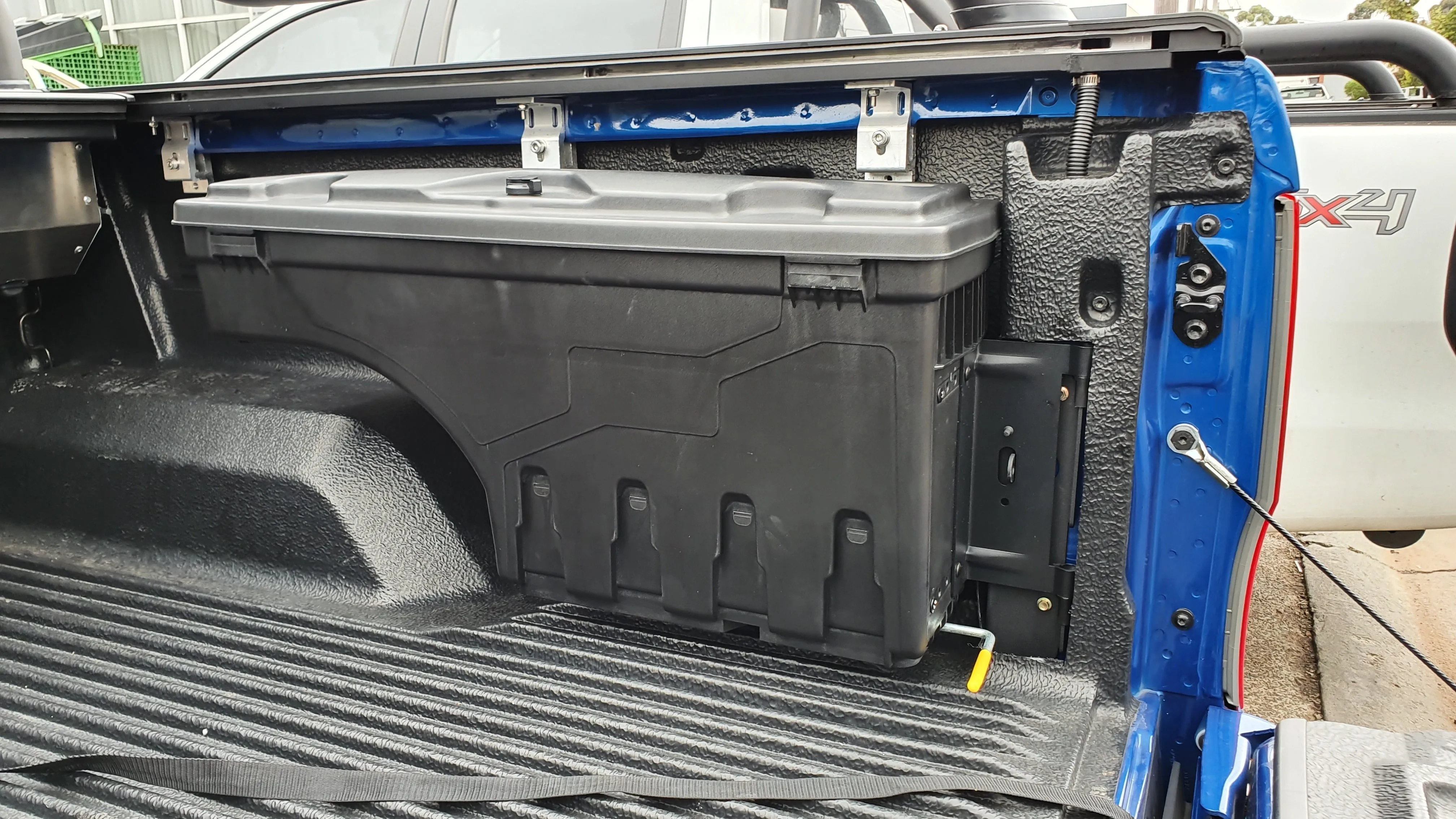 Chev SILVERADO 1500 2020-2024 SMART TUB LOCKER - Secure Swing Lift out Case