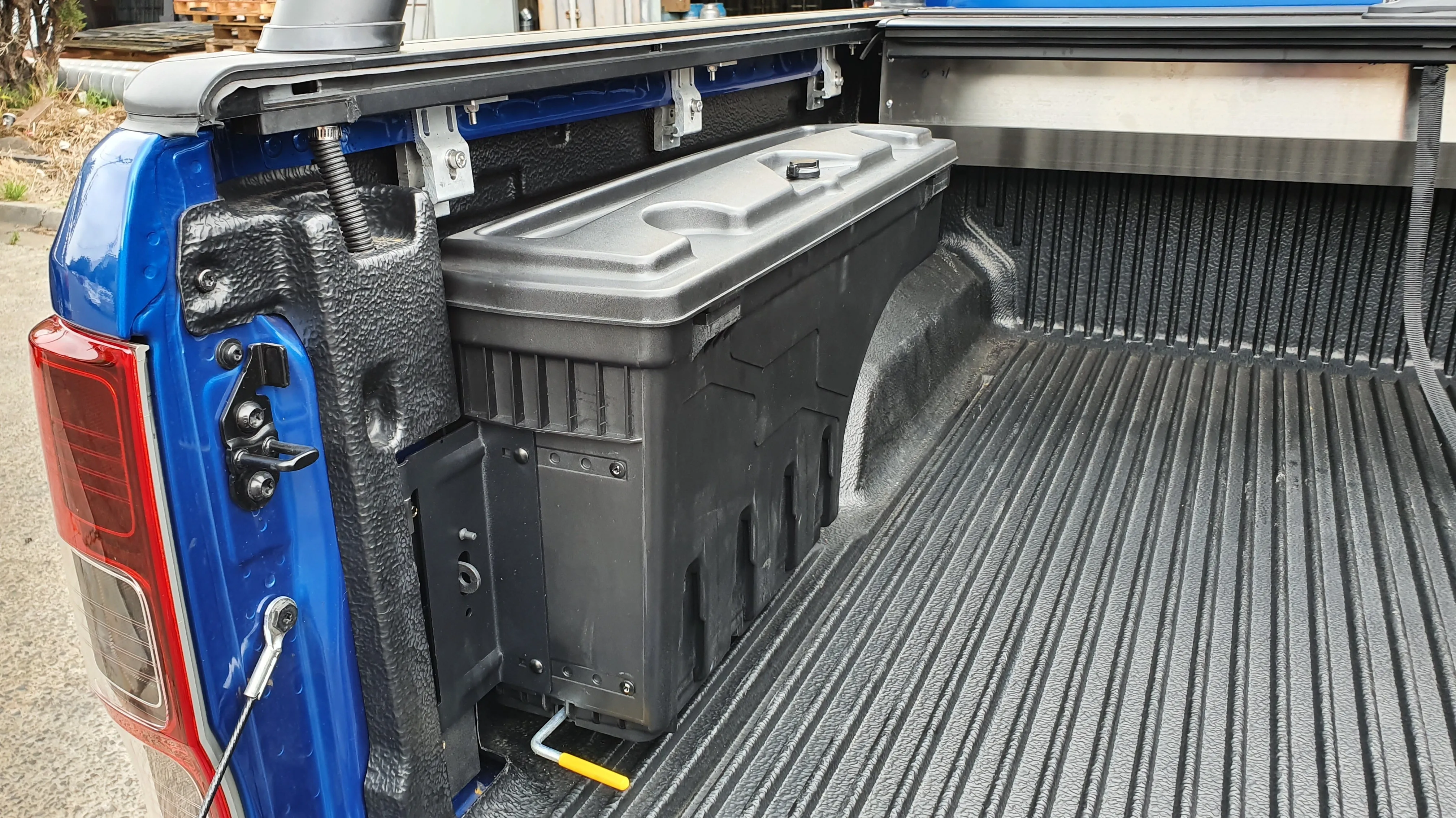 Chev SILVERADO 1500 2020-2024 SMART TUB LOCKER - Secure Swing Lift out Case